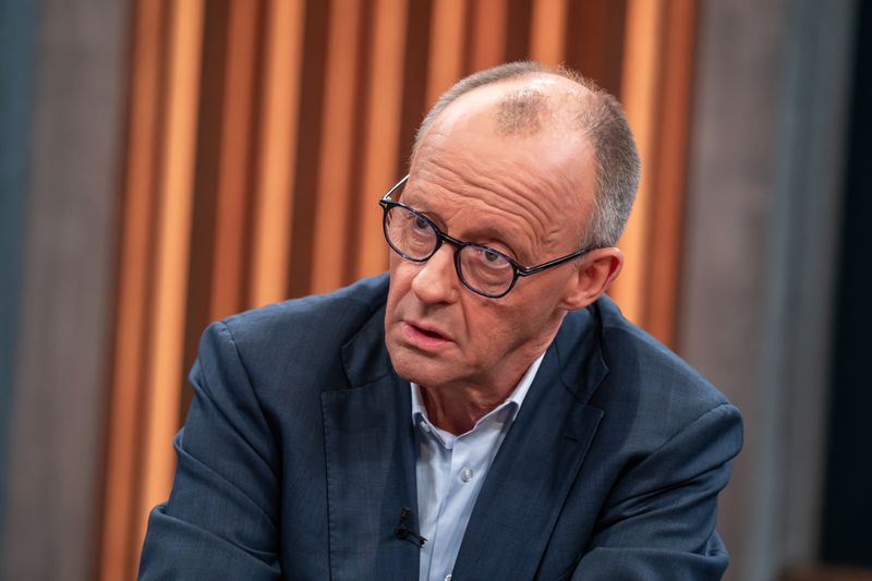 Freut sich auf die Fußball-WM und über den Schalke-Aufstieg: Auch das durfte Friedrich Merz im Ersten loswerden.