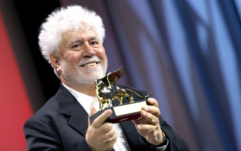 Seit 50 Jahren prägt Pedro Almodóvar das europäische Kino wie wenige andere Regisseure. Von den provokanten Komödien seiner Anfangszeit bis zu den modernen Melodramen, die ihn zu einer festen Größe im Arthaus-Kino gemacht haben, hat die Filmografie des 76-Jährigen einiges zu bieten. So auch das bestechend schöne Drama "Leid und Herrlichkeit" (2019), das ARTE am 6. Mai 2026 um 20:15 Uhr ausstrahlt. Die Galerie präsentiert die zehn besten Filme des Spaniers.