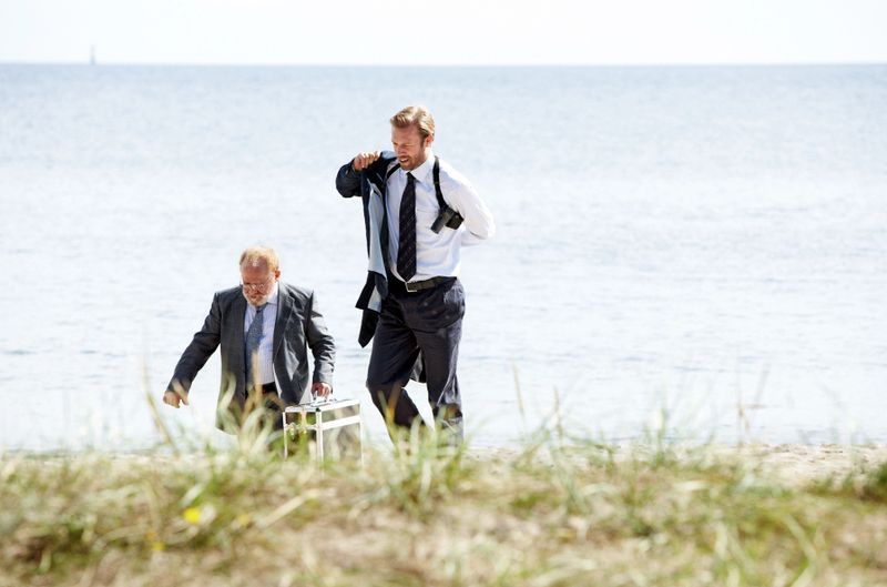 Thomas Andreasson (Jakob Cedergren) wird aus der Stadt auf die Insel Sandön gerufen, nachdem eine Leiche in einem Fischernetz im Wasser gefunden wurde.