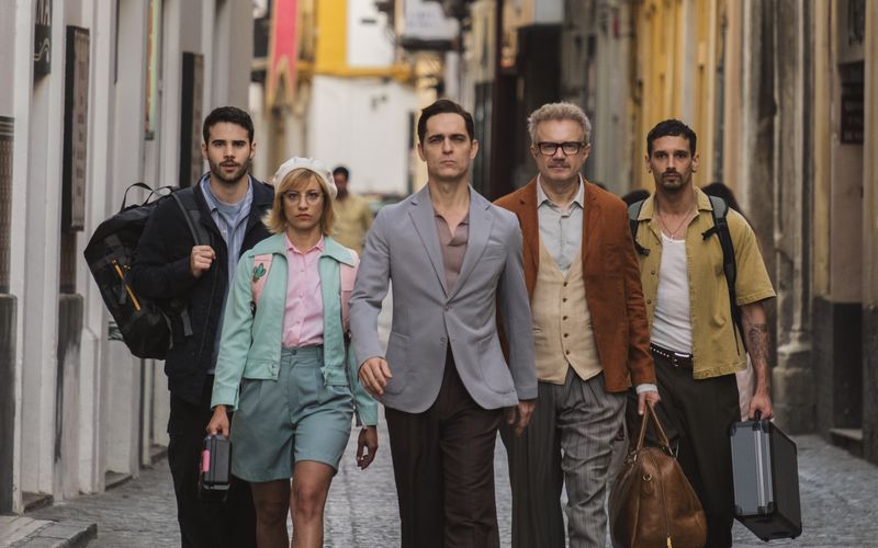 Wieder vereint für einen neuen Coup (von links): Roi (Julio Peña), Keila (Michelle Jenner), Berlin (Pedro Alonso), Damián (Tristán Ulloa) und Bruce (Joel Sánchez). 