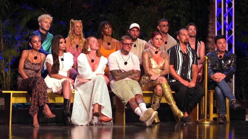 Da waren's noch 13, aber nach der "Stunde der Wahrheit" war sie Sala wieder um einen Allstar ärmer. Sängerin Loona, Siegerin der zweiten KDRS-Staffel, musste gehen. 