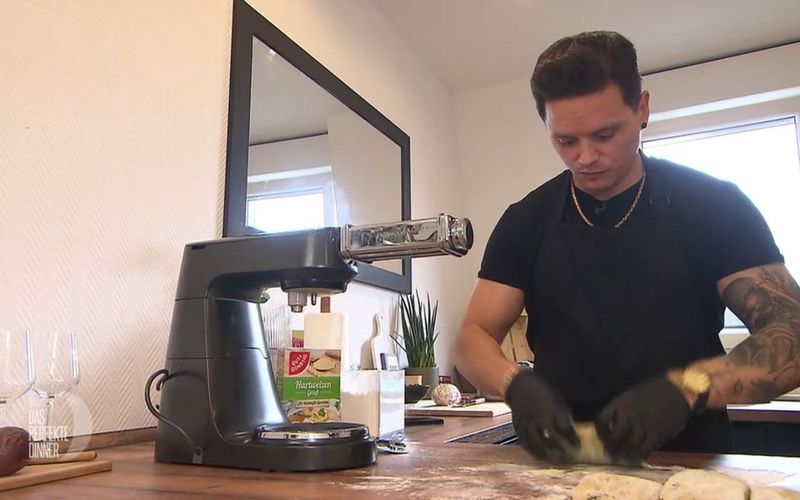 Der Pastateig bereitet Timo große Probleme. Der Übeltäter: zu feuchter Spinat.
