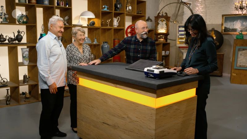 In der Montagsfolge der Trödelshow "Bares für Rares" (ZDF) sorgten Eberhard und Daniela aus Strausberg mit ihren Geschichten für beste Unterhaltung und bringen Horst Lichter sogar zum Tanzen. Mit im Gepäck: eine ungewöhnliche "Mistkäfer-Brosche", die einst in der DDR eingeschmolzen werden sollte, später jedoch vom Verkäufer "aufgewertet" wurde.