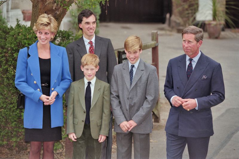 An Williams (zweiter von rechts) erstem Tag in Eton traten Prinzessin Diana und Prinz Charles (rechts) gemeinsam mit Prinz Harry noch gemeinsam auf. Doch offiziell gingen die beiden Noch-Eheleute bereits getrennte Wege.