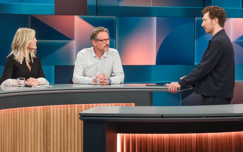 Moderator Louis Klamroth (rechts) diskutierte mit seinen "Hart aber fair"-Gästen Patrice Aminati und Eckart von Hirschhausen über das deutschen Gesundheitswesen.