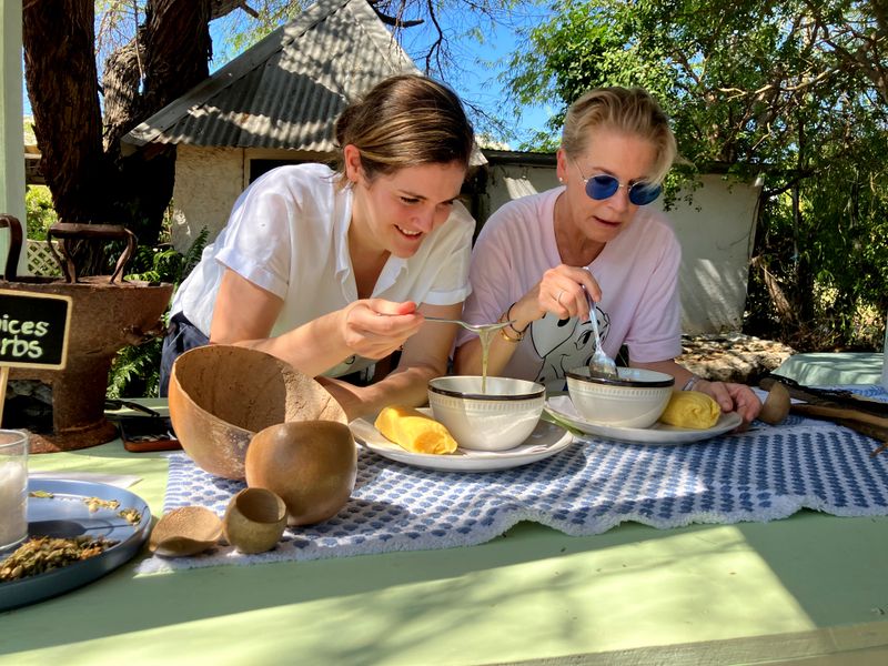 Auf Curaçao werden Viktoria Fuchs und Cornelia Poletto mit Kaktussuppe konfrontiert.