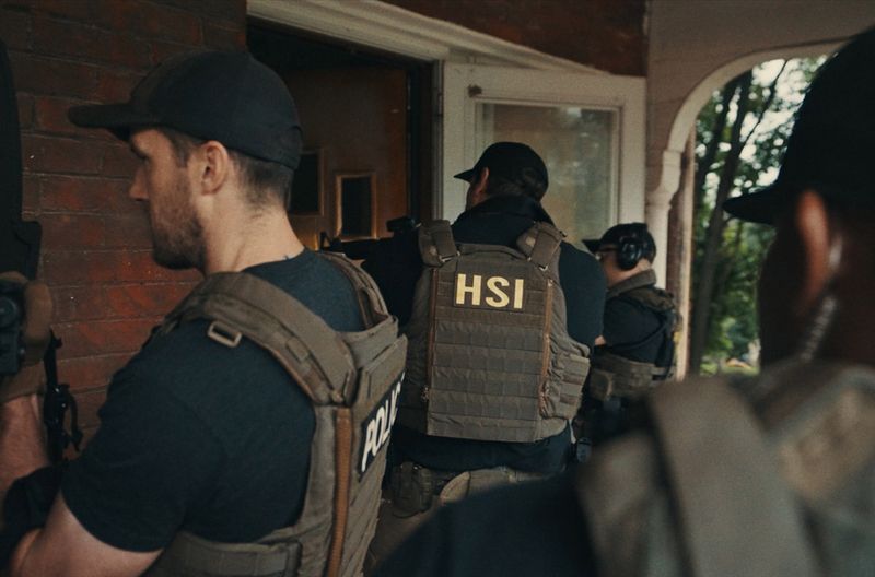 Agenten von Homeland Security Investigations sichern wichtige Spuren.