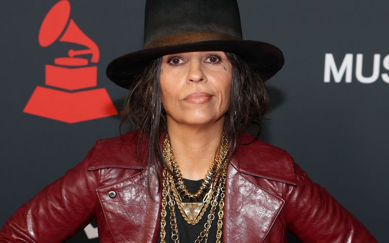 Sagt Ihnen der Name Linda Perry etwas? Vielleicht nicht. Aber Sie kennen definitiv einige der Klassiker, die sie geschrieben hat. Denn Die 4-Non-Blondes-Frontfrau, die nun mit "Let It Die Here" ein neues Soloalbum veröffentlicht, steckt hinter zahlreichen Welthits. Welche Musikgenies ebenfalls (eher) im Hintergrund wirkten, zeigt unsere Galerie.