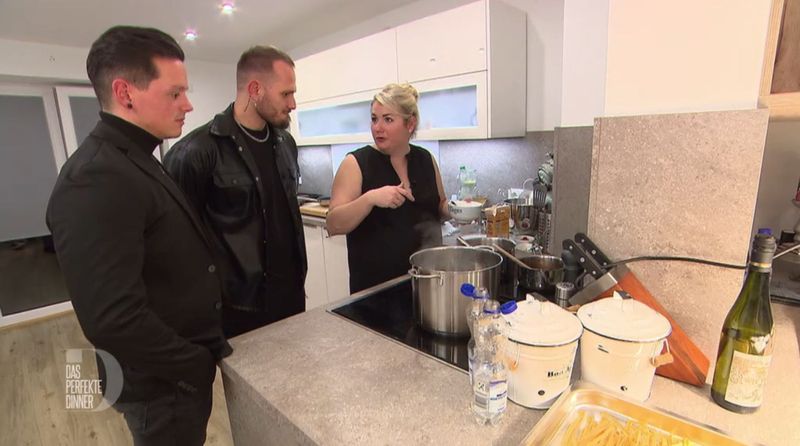 Dass Timo (links) und Manuel in der Küche vorbeischauen, stört Diana nicht im Geringsten.
