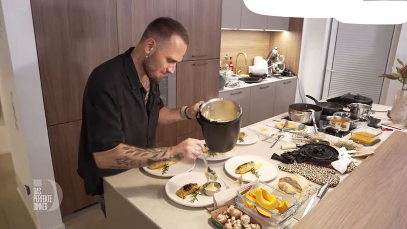 Beim Anrichten der Kohlroulade beeilt sich Manuel, damit das Essen noch heiß auf den Tisch kommt.
