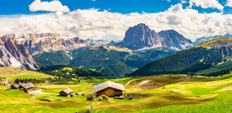 In Südtirol nehmen touristische Hubschrauberlandungen zu.