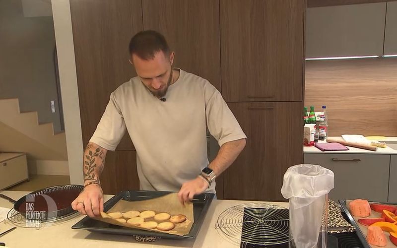 Die Zubereitung der Keksböden fürs Dessert kostet Manuel viel Zeit und Nerven.
