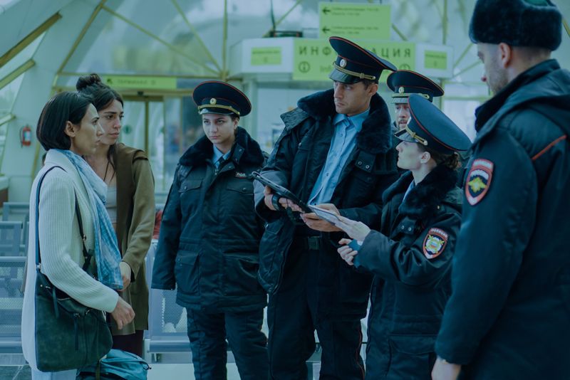 Man will nicht in ihrer Haut stecken: Orna (Liraz Chamami, links) und Gali (Talia Lynne Ronn)werden von russischen Polizisten festgenommen.