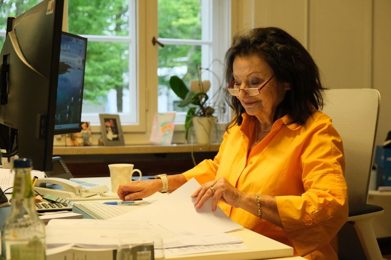 Alice Walchshöfer in ihrem Büro: Es gilt den Roth-Triathlon zu organisieren. Die erwachsenen Kinder helfen dabei.
