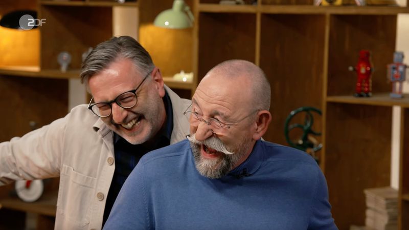 Ein seltenes Objekt eines alten Karussells hatte es Horst Lichter (rechts) in der Mittwochsausgabe der ZDF-Trödelshow "Bares für Rares" ganz schön angetan: "Ich wäre so gerne Händler", schwärmte er und nahm schon mal Platz auf dem nostalgischen Motorrad.