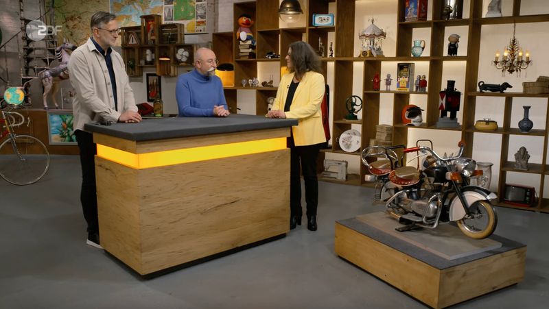 "Das ist wieder mal ein Objekt, wo ich gerne Händler wäre", sagte Lichter begeistert, als er das kleine Motorrad neben dem Expertentisch entdeckte. Das übrige Kinderkarussell fehlte allerdings - das Zweirad stand allein im ehemaligen Optikergeschäft der Verkäuferin und diente dazu, Kindern spielerisch Brillen anzupassen.