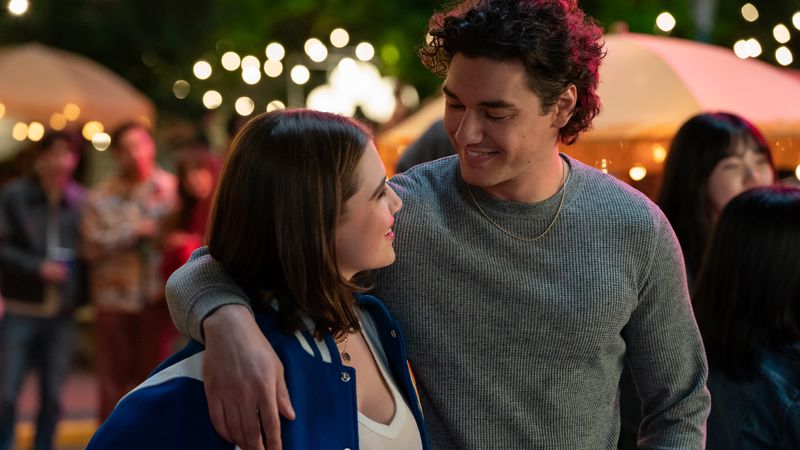 Topstudentin Hannah (Ella Bright) und Eishockey-Kapitän Garrett (Belmont Cameli) haben nichts gemeinsam. Doch dann braucht er in "Off Campus" bessere Noten - und sie Nachhilfe in Sachen Liebe ...
