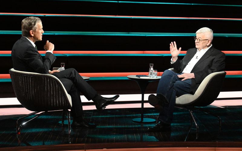 Im Gespräch mit dem ZDF-Moderator Markus Lanz (links) erläuterte Joschka Fischer, dass ihn das aktuelle Verhältnis zwischen Amerika und Deutschland emotional werden lasse.