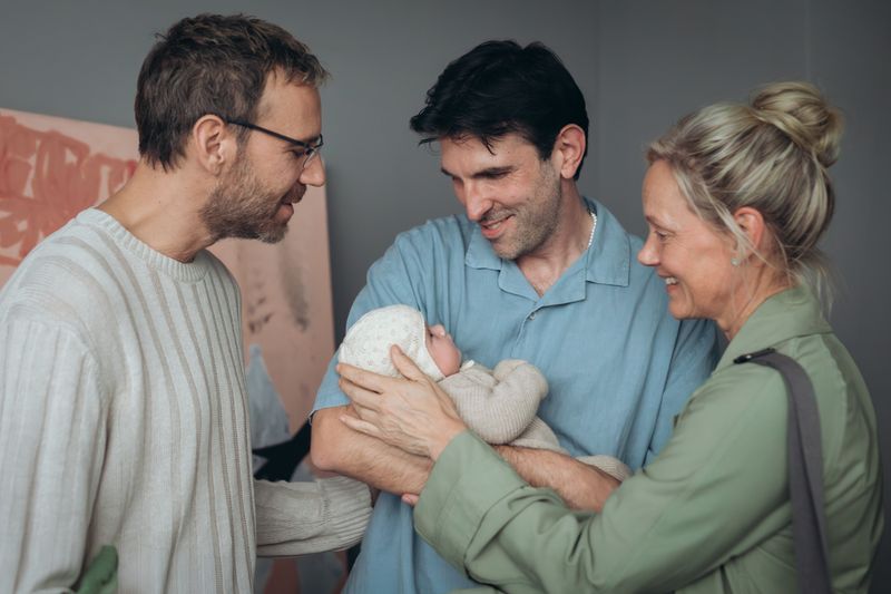 Als Valentin (Knut Berger, links) und Nic (Fabian Stumm) Anna (Anna Schudt) bitten, die Nachversorgung ihres von einer Leihmutter in den USA ausgetragenen Babys zu übernehmen, ist sie zunächst voller Vorurteile. Doch dann erkennt sie, dass das die einzige Option für das liebende Elternpaar war.