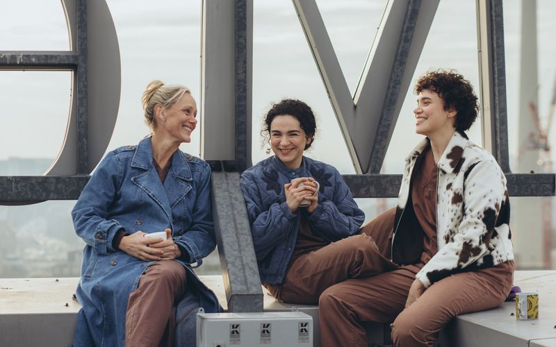Auf dem Krankenhausdach kann man nach einem langen Tag am besten herunterkommen (von links): Anna (Anna Schudt), Nalan (Mariam Hage) und Greta (Lydia Amasko) haben den schönsten Job der Welt.