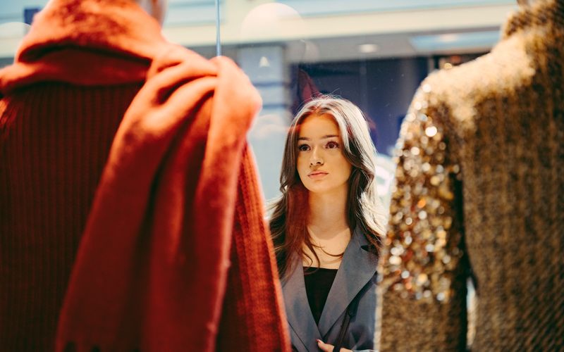 Sinem (26) hat durch ihre Kaufsucht eine hohe Summe an Schulden angesammelt.