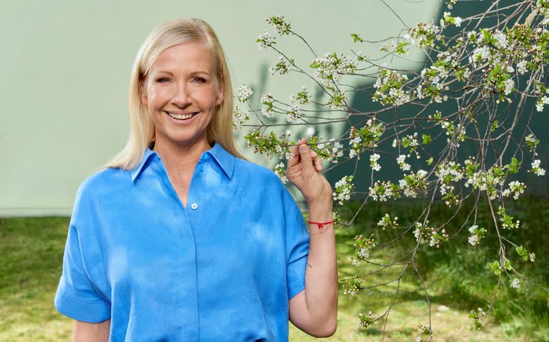 Andrea Kiewel erklärt im Interview, warum sie weder die SWR-Musiksendung "Immer wieder sonntags" noch das umfassende Angebot der Streaming-Riesen als ernstzunehmende Konkurrenz für den "ZDF-Fenrsehgarten" betrachtet.  