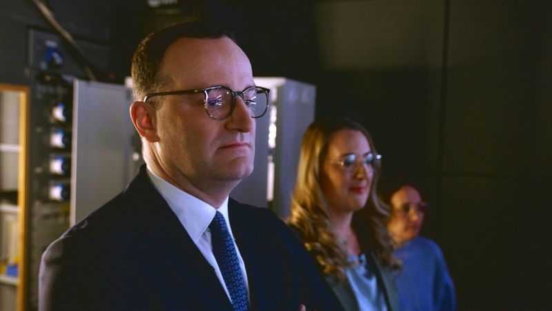Jens Spahn ließ sich für die Doku "Im Maschinenraum der Macht" mit der Kamera begleiten.