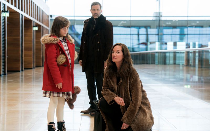 Karla Lorenz (Natalia Wörner) kämpft für ihren Jugendfreund Petrow (Beat Marti) und dessen Tochter Manja (Rena Harder).