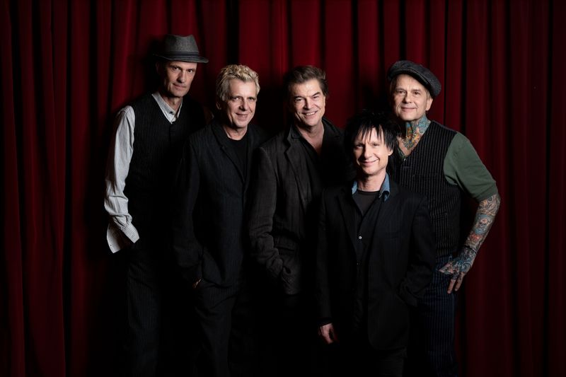 Am 29. Mai veröffentlichen Die Toten Hosen ihr neues Studio-Album "Trink aus, wir müssen gehen!". Es soll das letzte Album der Band sein. In Prag starteten die Toten Hosen darüber hinaus ihre große Tournee, die im Juli 2027 mit einem Konzert im Stadion von Fortuna Düsseldorf enden wird. Zeit also für einen Kreuzzug durch die Jahre - mit Skandalen und Erfolgen, Triumphen und Verlusten.
