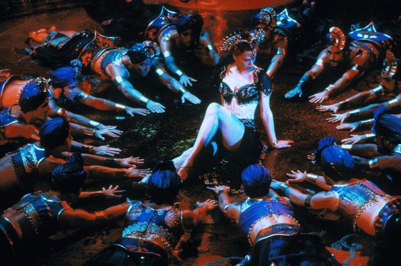 Ob durch überbordende Farben, fantastische Geschichten oder beeindruckende Tanz- und Gesangseinlagen - Musicals reißen die Zuschauer einfach mit. Anlässlich des Kinostarts von "Moulin Rouge" (Bild) vor 25 Jahren, am 9. Mai 2001, nimmt die Galerie Sie mit auf eine bezaubernde Reise durch die besten Musicals der Filmgeschichte! 