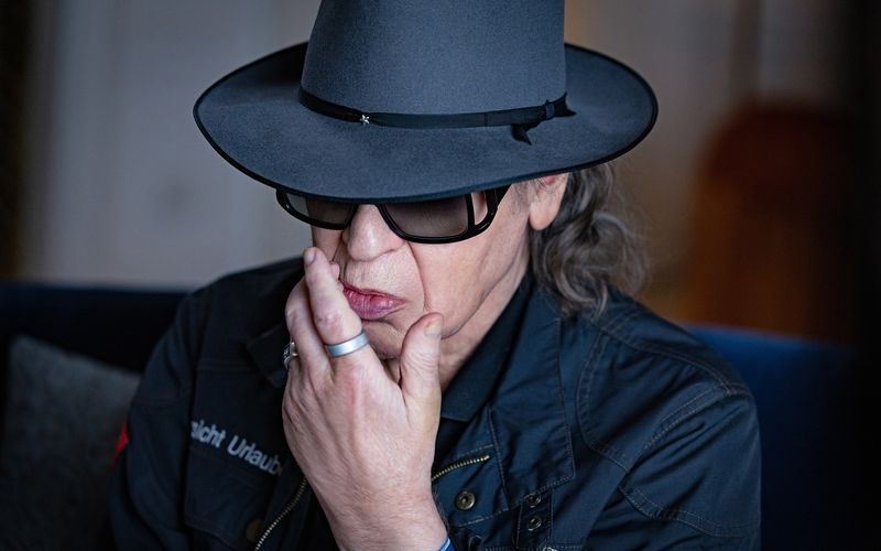 "Unterm Säufermond": Jahrelang war der Alkoholrausch der ständige Begleiter von Panik-Rocker Udo Lindenberg. Auch davon erztählt die Dokumentation "UDO Rebell. Rockstar. Ikone.".