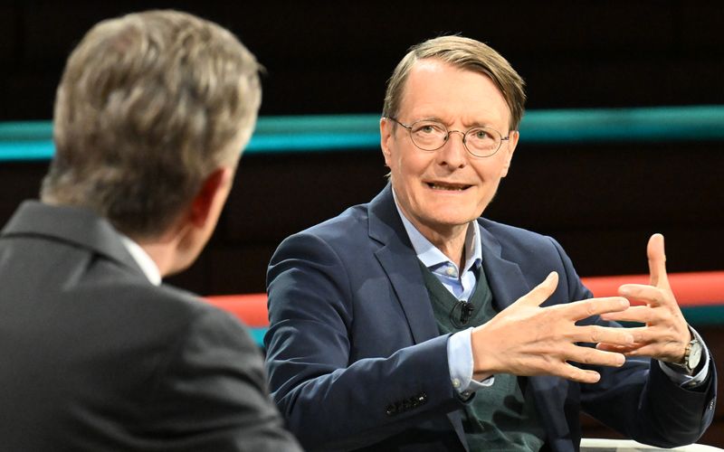 "Ich glaube, er würde es aber auch nicht besser machen", glaubte Karl Lauterbach (rechts) nicht, dass Markus Söder als Kanzler mehr überzeugen würde als Friedrich Merz.