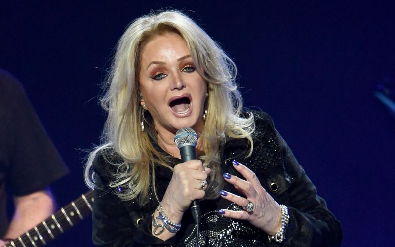 Nach einer Darm-Operation musste Bonnie Tyler in ein künstliches Koma versetzt werden. Wann sie wieder auf einer Bühne stehen kann, ist unklar.