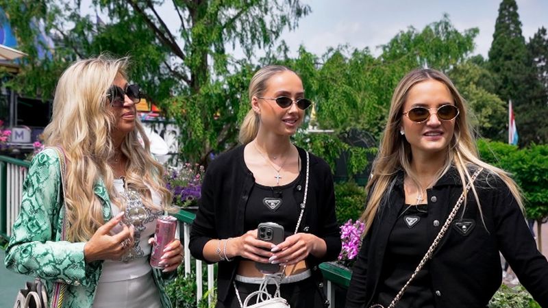 So ein Tag im Freizeitpark kann ganz schön anstregend sein, von links: Carmen, Shania und Davina Geiss.