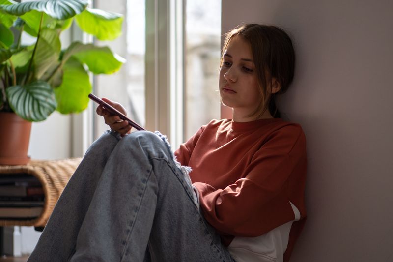 Immer mehr junge Menschen sind einsam. Passend zum Thema ging nun ein Video in den sozialen Medien viral, in dem eine Influencerin über ihr Alleinsein klagt.