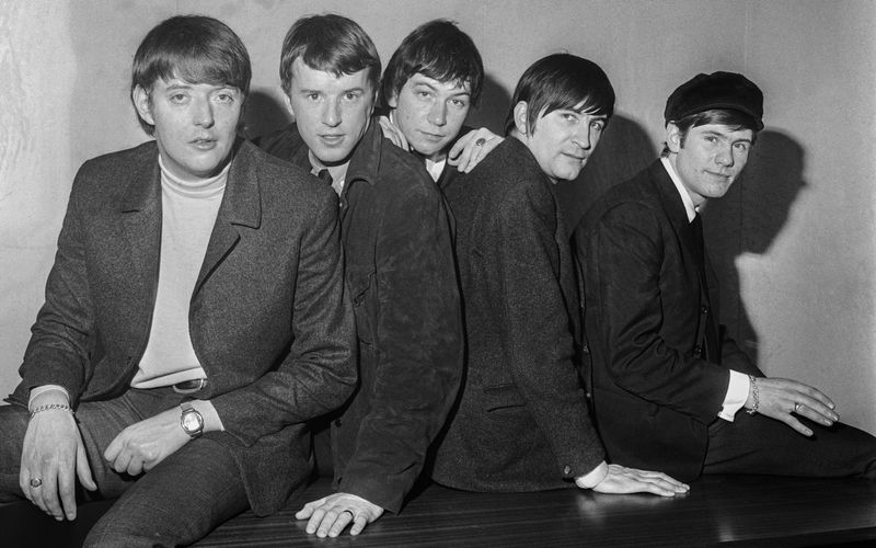 Sie waren Teil der sogenannten British Invasion und eine der erfolgreichsten Bands der 60er-Jahre: Mit "House Of The Rising Sun" gelang Eric Burdon (Mitte) und Co. ein echter Welthit. Wie der Sänger und einige seiner Zeitgenossen aus dem Rockbusiness sich über die Jahrzehnte verändert haben, zeigt die Galerie anlässlich von Burdons 85. Geburtstag.