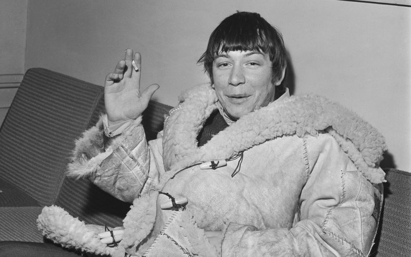 Mit seinem wilden Blick, der rauen Stimme und Songs wie "House of the Rising Sun" wurde Eric Burdon in den 60er-Jahren zu einem der markantesten Gesichter der britischen Rock-Invasion. Als Sänger von The Animals verband er Blues, Rock und Soul zu einem düsteren, kraftvollen Sound, der Bands von den Doors bis hin zu Led Zeppelin beeinflusste.