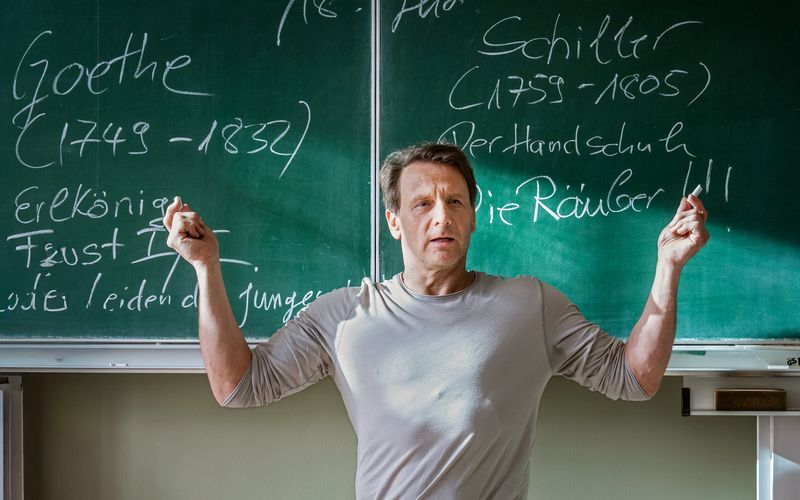 Hendrik Duryn stammt selbst aus einer Lehrerfamilie. Seine Mutter Charlotte diente ihm indirekt auch als Vorbild für die Figur Stefan Vollmer, die er in der RTL-Serie "Der Lehrer" verkörpert, wie er im Interview verrät.