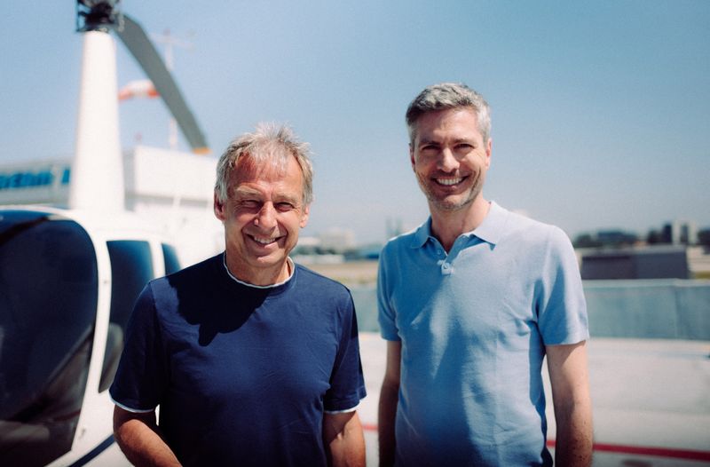 Auf seiner Reise durch das WM-Amerika trifft Ingo Zamperoni (rechts) auch auf Fußballlegende Jürgen Klinsmann.