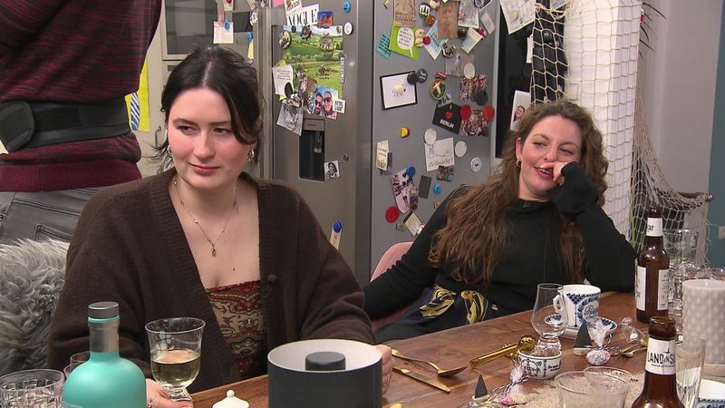 Krissi (links) und Jessica freuen sich auf den ersten Abend bei Steffi-