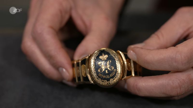 "Es gibt eine Pralinenart, die sieht fast genauso aus", weckte das Schmuckstück bei Horst Lichter anfangs ganz andere Assoziationen. "Ich hätte jetzt Hunger drauf."
