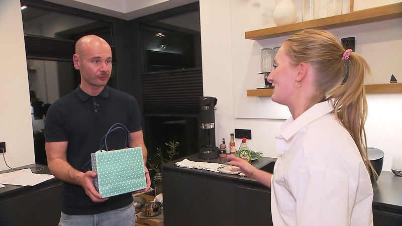 Moritz' Kollegin Laura hilft ihm als Schnippelhilfe - und hat sogar ein Geschenk dabei.