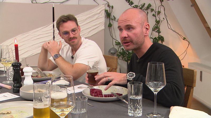 "Kein Studentenessen": Moritz (rechts) und Patrick haben Krissys Kochkünste unterschätzt.