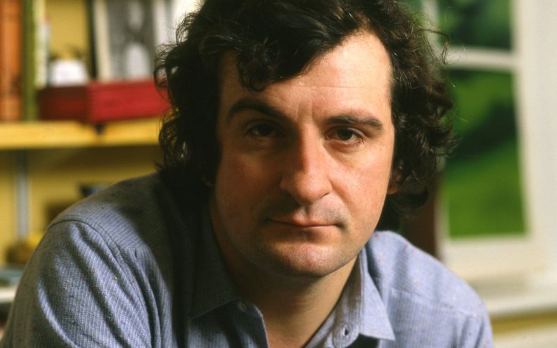 Er ließ die Erde von Außerirdischen für eine Autobahn wegsprengen und hatte die Antwort auf die letzten Fragen ("42"): Mit "Per Anhalter durch die Galaxis" schuf Douglas Adams einen Science-Fiction-Roman, der bis heute kultisch verehrt wird. Genauso wie der Autor, der vor 25 Jahren, am 11. Mai 2001, starb: Ihm zu Ehren gibt es am 25. Mai den Handtuch-Tag - nur einer von vielen (offiziellen) Feiertagen, mit denen Stars gedacht wird ...
