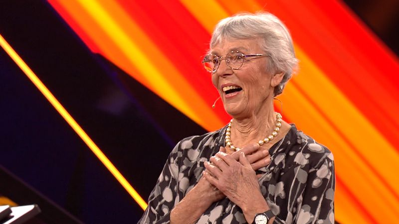 Die 83-jährige Martha Zöllner aus Bremen sichert sich 10.000 Euro.