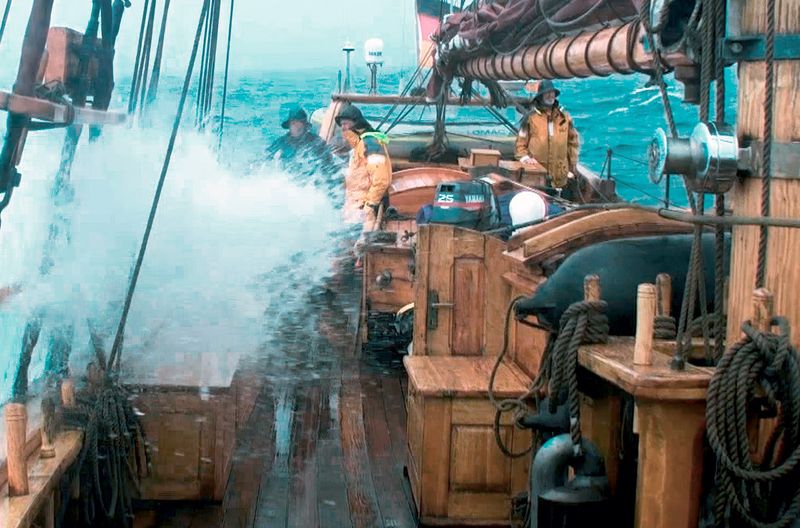 Schwere Brecher: Bei Sturm ist die Mannschaft der "Dagmar Aeen" an Deck immer angeleint.