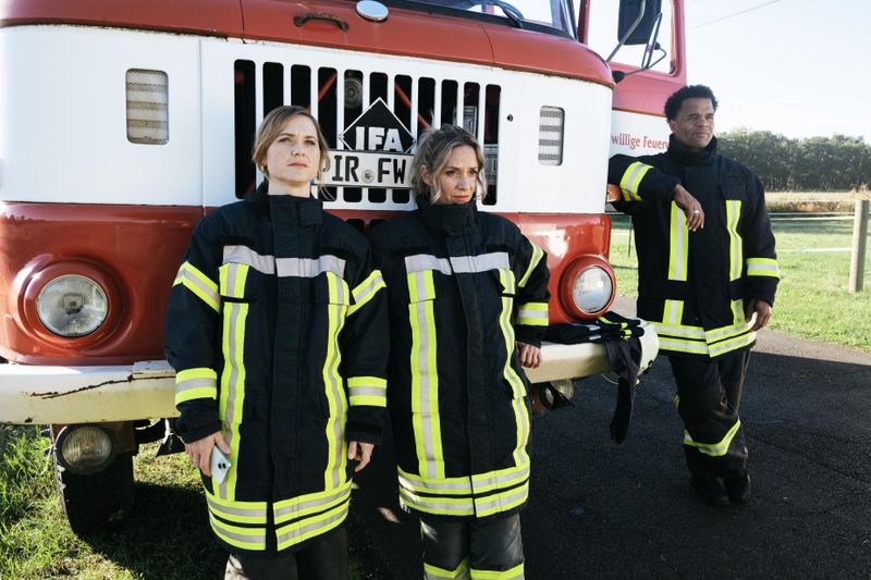 Frieda (Laura Lippmann, links) will die freiwillige Feuerwehr in ihrem Heimatort vor dem Aus retten.