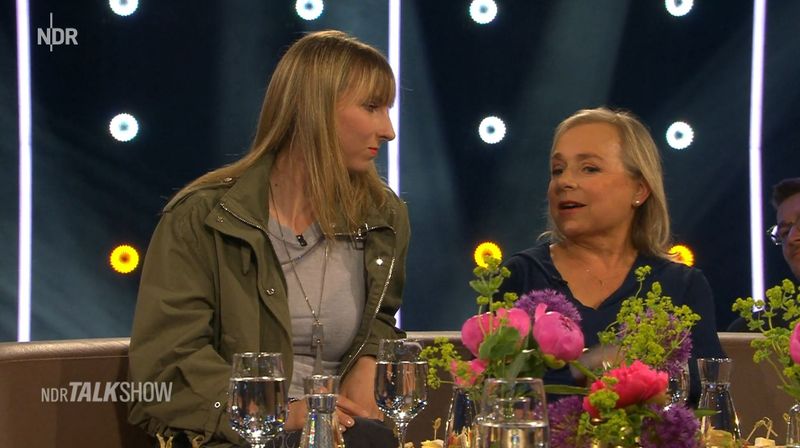 Lilo (links) und ChrisTine Ursprung besuchten gemeinsam die "NDR Talk Show".