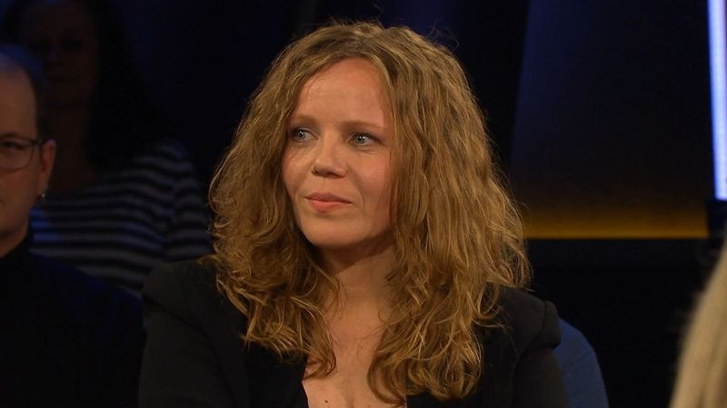 Sarah Bosetti blickte als Gast der "NDR Talk Show" kritisch auf die öffentliche politische Debatte.