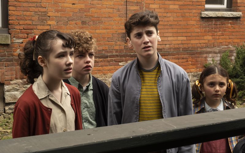 Eine Gruppe von Freunden steht im Fokus der neuen Serie "Es: Welcome To Derry" (von links): Lily (Clara Stack),  Theodore (Mikkal Karim Fidler), Phil (Jack Molloy Legault) und seine kleine Schwester Susie (Matilda Legault) erwartet nichts weniger als das Grauen.

